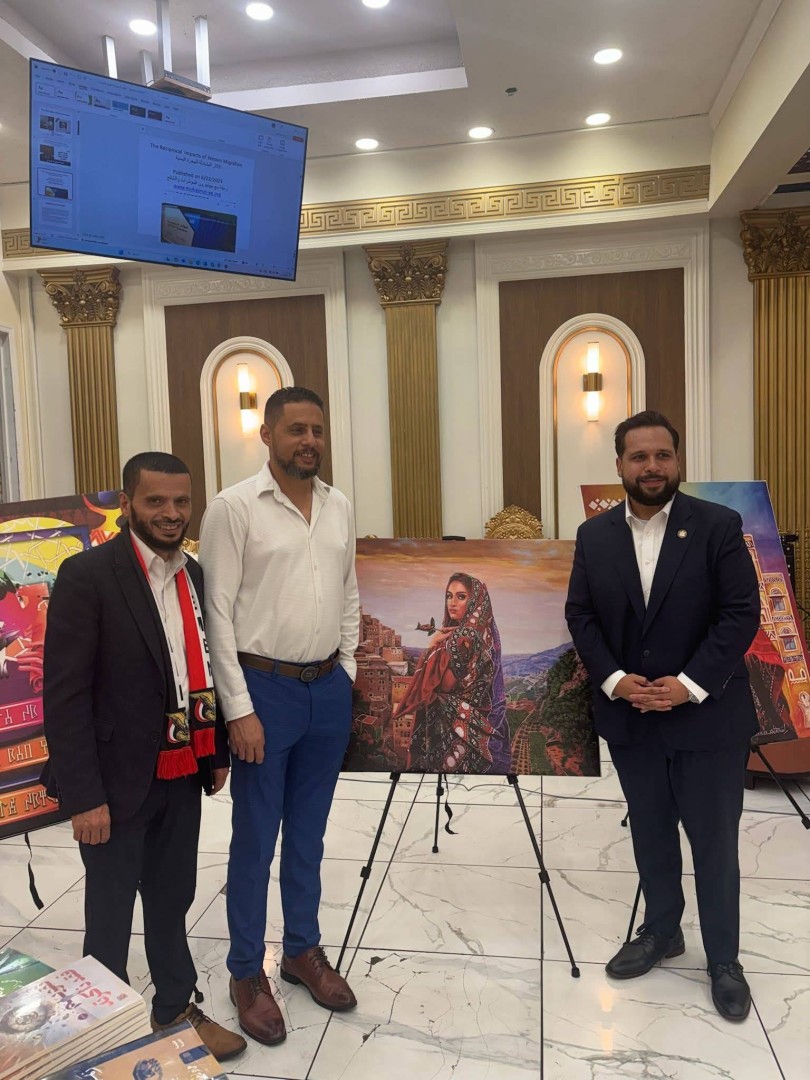 ردفان المحمدي يتوسط زوار للمعرض