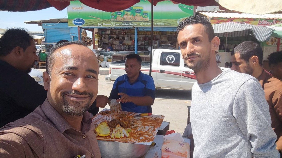 الكاتب مع صديقه غالب 