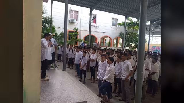 حضرموت: تعليق إضراب المعلمين بعد حكم قضائي بإلزام الحكومة بصرف الرواتب