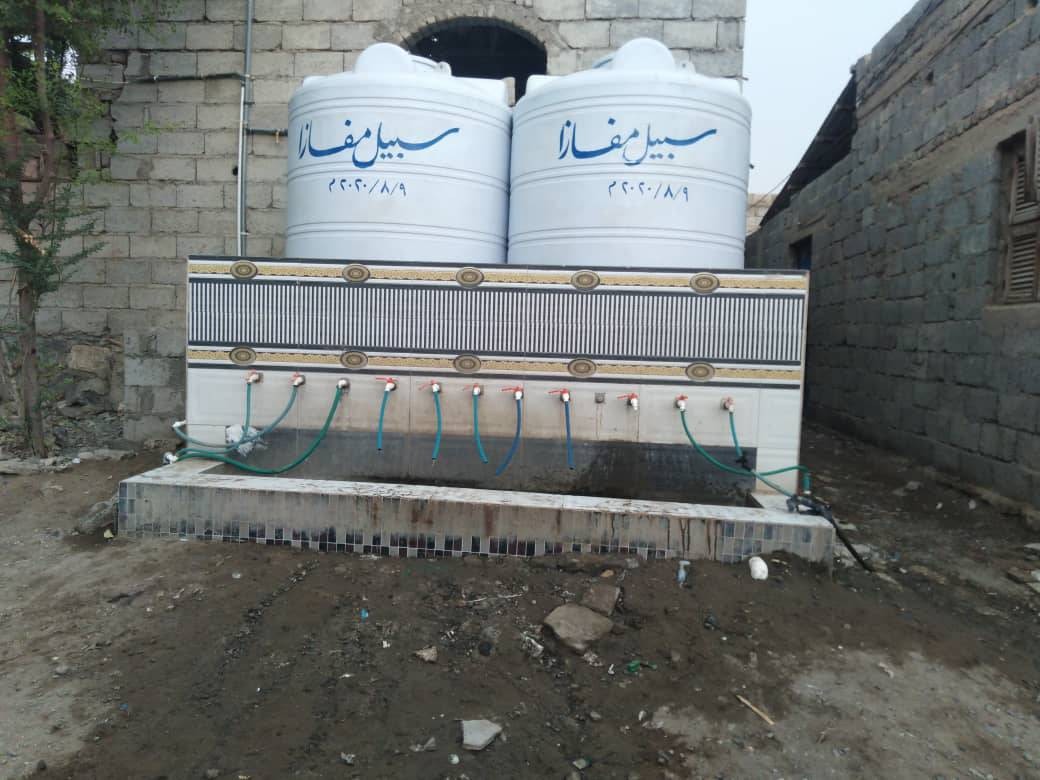 حين يعجز الفقراء عن شراء الثلج.. خزانات الشوارع تروي عطش المدينة