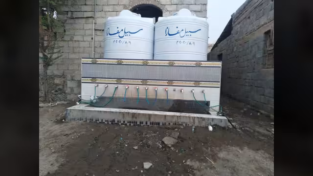 حين يعجز الفقراء عن شراء الثلج.. خزانات الشوارع تروي عطش المدينة