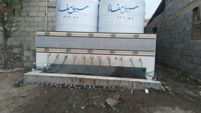 حين يعجز الفقراء عن شراء الثلج.. خزانات الشوارع تروي عطش المدينة