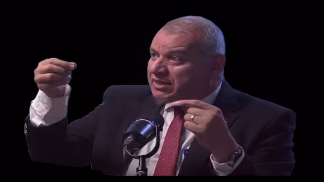 العشماوي يروي حكاية ربع قرن في اليمن: من دهشة البداية إلى ذاكرة الوحدة والحرب