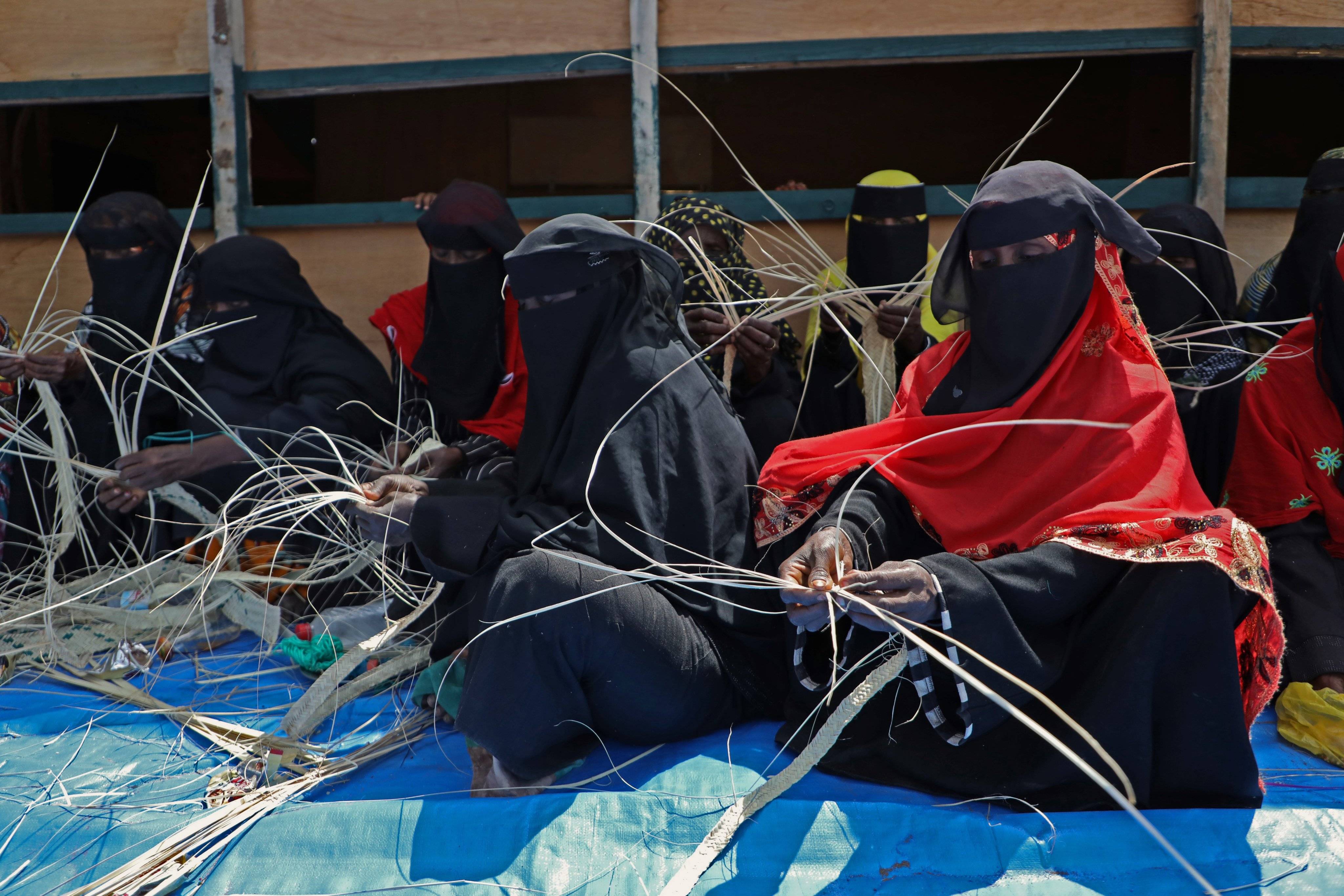 تحت شمس الحديدة.. نساء يصنعن الحياة من رماد الحرب