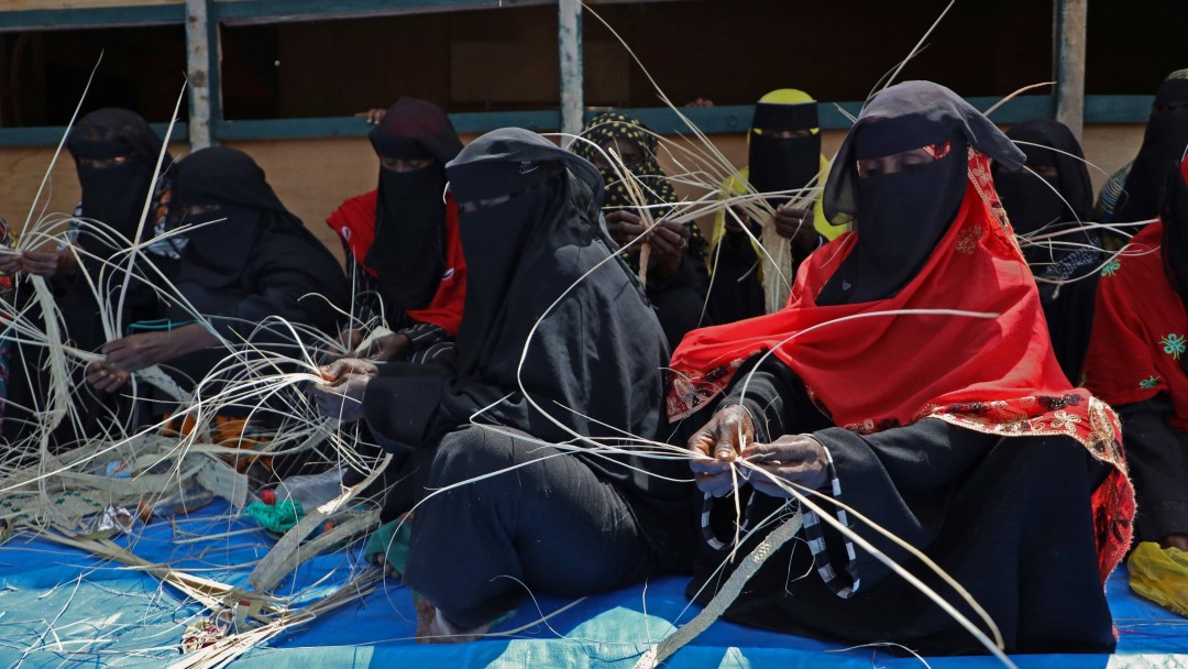 تحت شمس الحديدة.. نساء يصنعن الحياة من رماد الحرب