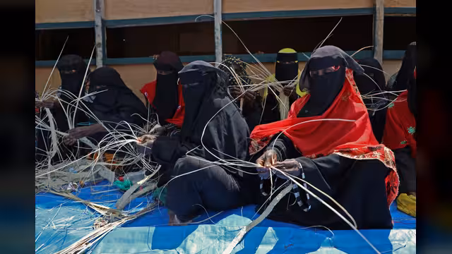 تحت شمس الحديدة.. نساء يصنعن الحياة من رماد الحرب