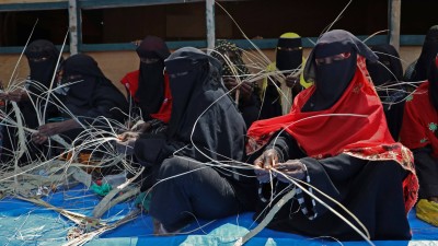 تحت شمس الحديدة.. نساء يصنعن الحياة من رماد الحرب