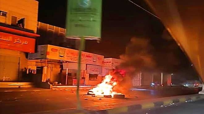 عدن: ازدحام في المساجد واحتجاجات بالشوارع