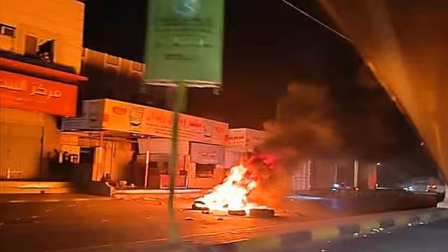 عدن: ازدحام في المساجد واحتجاجات بالشوارع