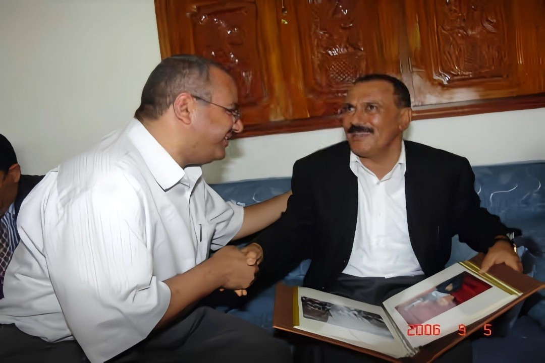 العشماوي مع الرئيس صالح العشماوي مع الرئيس صالح