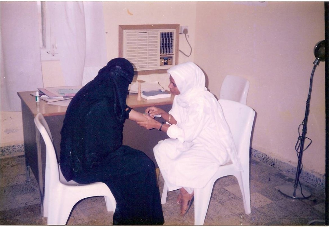 في أحد المراكز الصحية في اليمن بعدسة المؤلفة (خاص للنداء) في أحد المراكز الصحية في اليمن بعدسة المؤلفة (خاص للنداء)