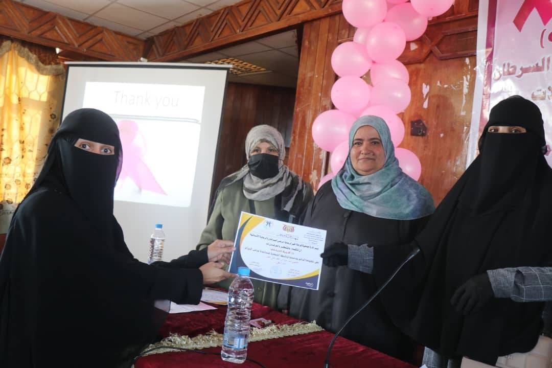 تكريم احدى المشاركات في جهود التوعية