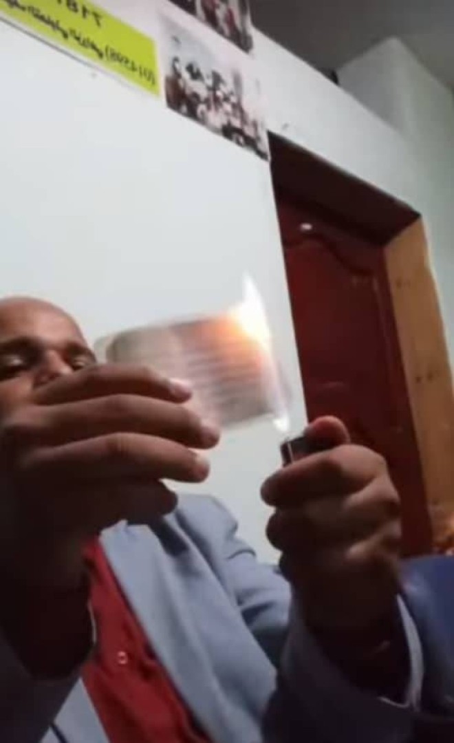 محامي الضحايا يحرق بطاقة نقاية المحامين محامي الضحايا يحرق بطاقة نقاية المحامين