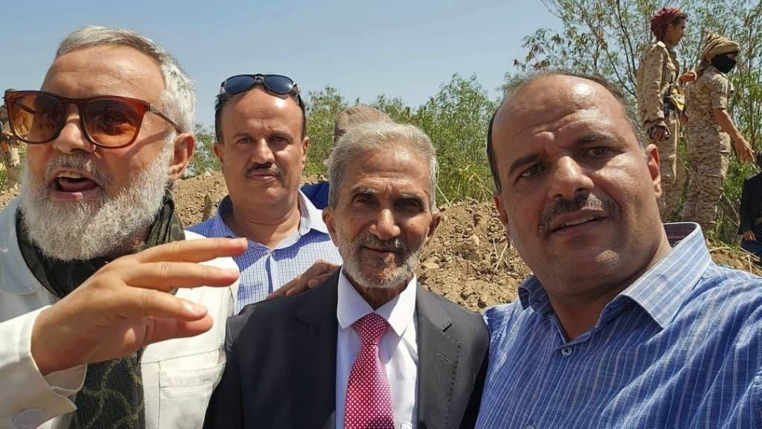 العودي يتوسط العلفي وأنور شعب