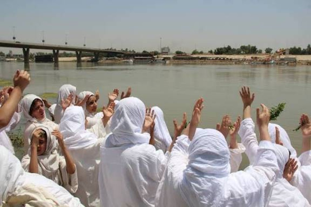 الصابئة المندائيين وهم يؤدون طقوسًا دينية