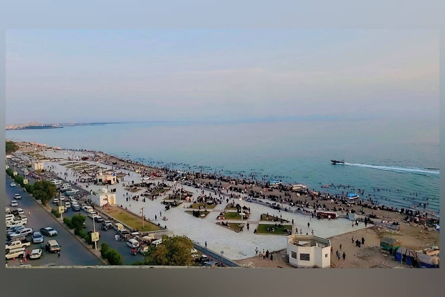 معلمات المدارس الخاصة في الحديدة: رواتب هزيلة وضغوط معيشية خانقة