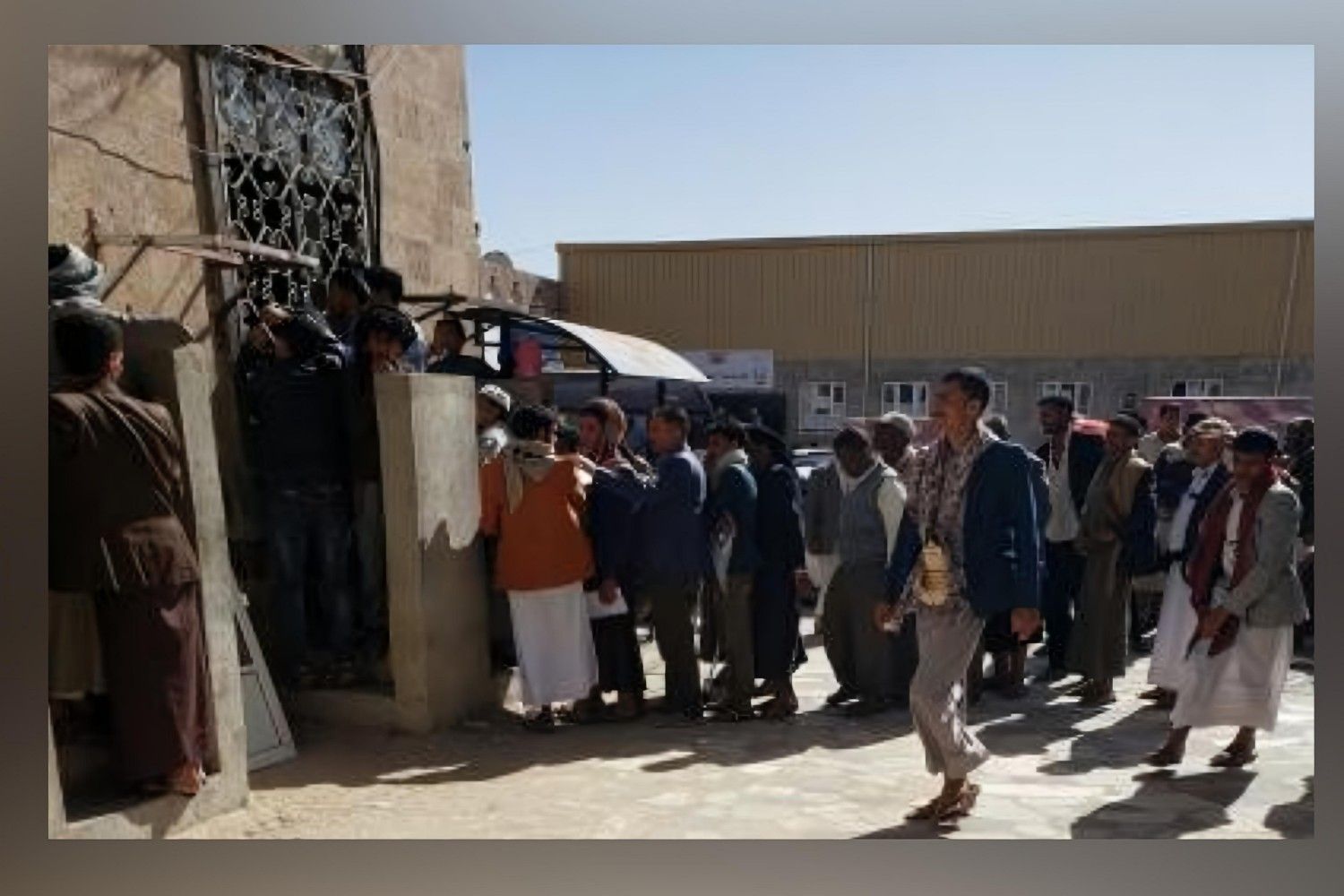 إلزام مزدوج للهوية.. مواطنون بين بطاقتين في صنعاء وعدن ومعاناة بلا نهاية