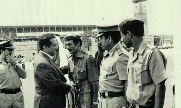 الشهيد الحمدي يصافح علي عبدالله صالح