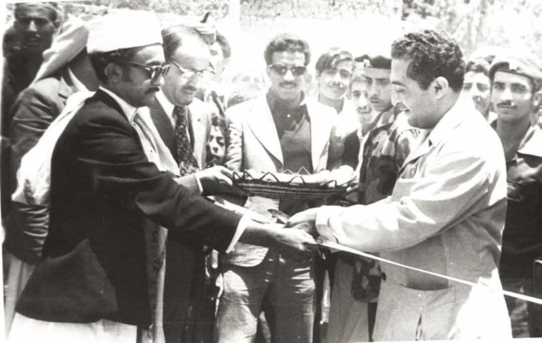 الرئيس الحمدي اثناء افتتاح احد المشاريع