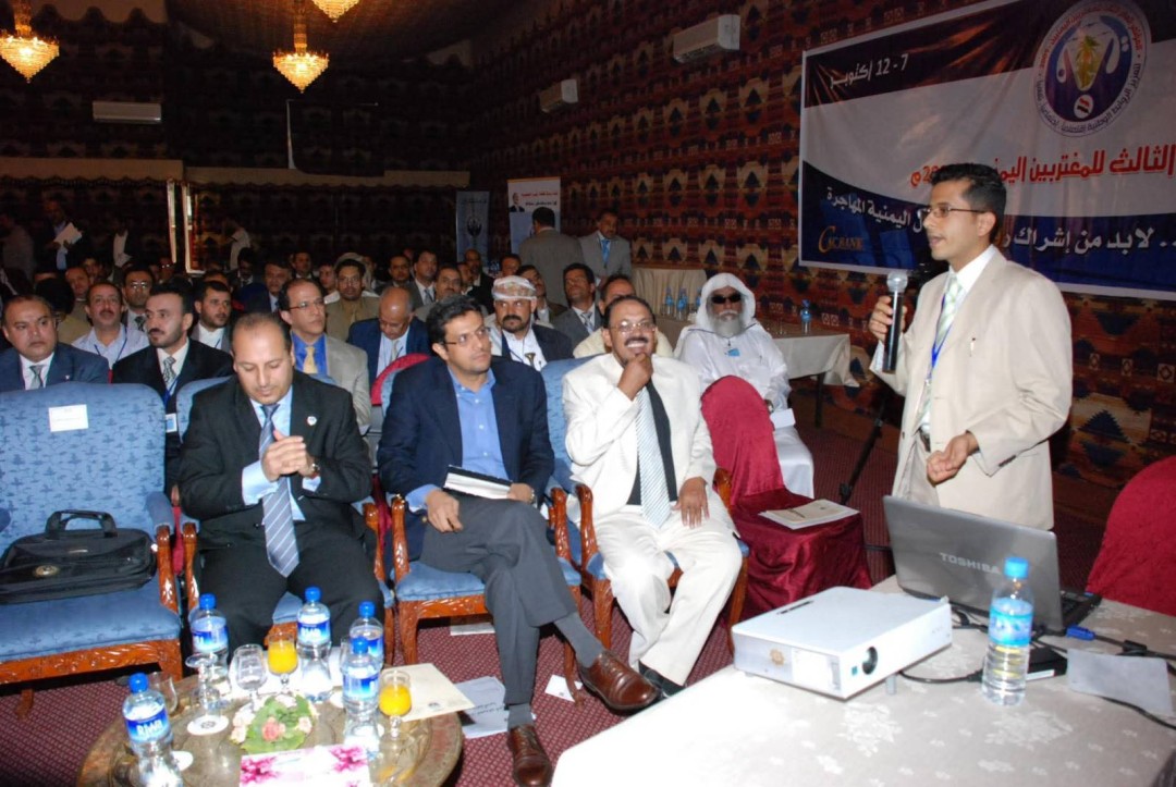 الكاتب خلال المؤتمر