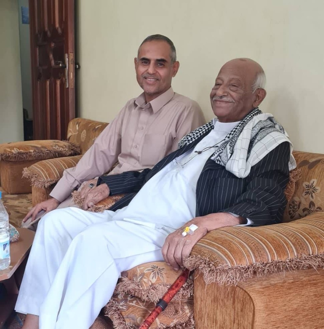 الكاتب مع أمين أحمد قاسم