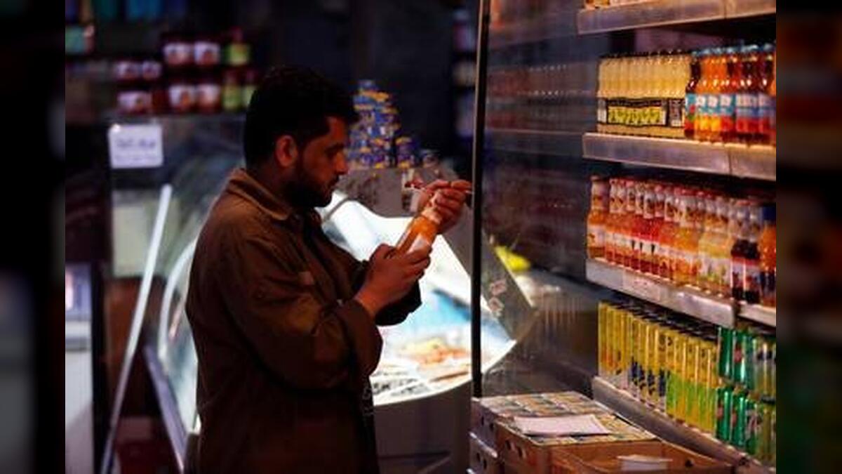 صنعاء.. مواطنون وتجار يشكون من موجة ارتفاعات مفاجئة في أسعار السلع