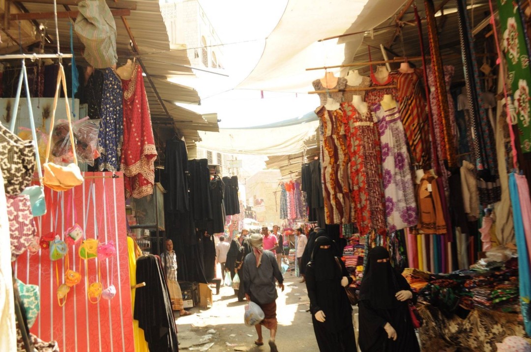 نساء في أحد الأسواق نساء في أحد الأسواق