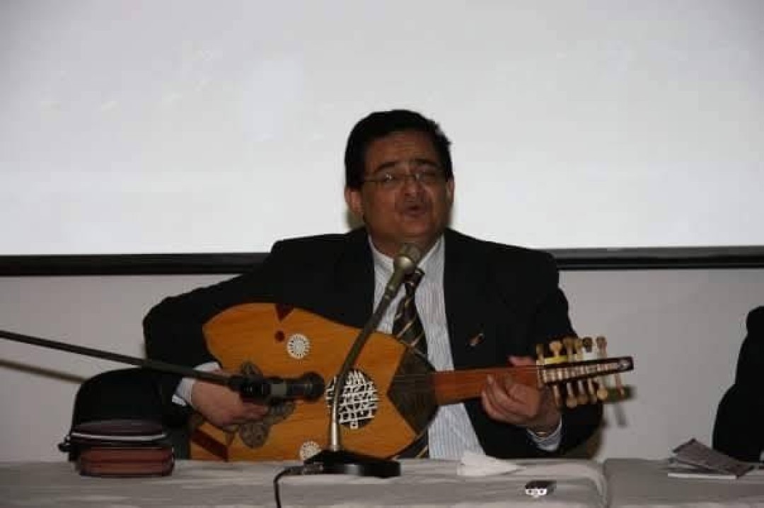 نزار وهو يعزف على العود نزار وهو يعزف على العود