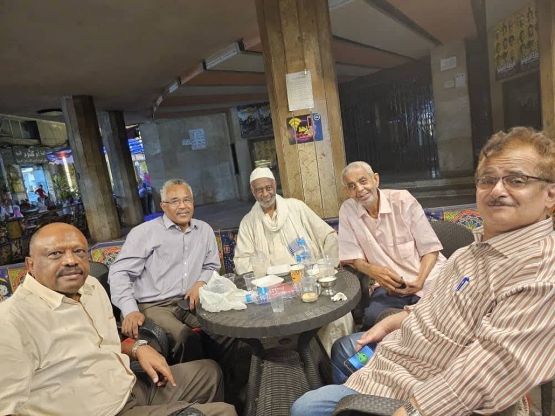 نزار غانم مع زملاءه الاطباء السودنيين في القاهرة نزار غانم مع زملاءه الاطباء السودنيين في القاهرة