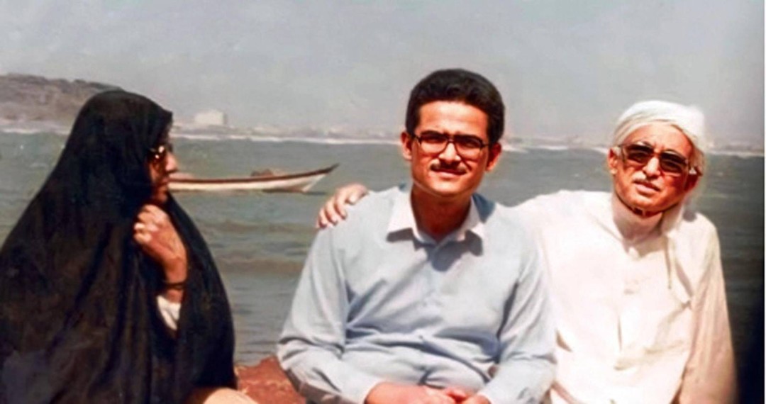 نزار يتوسط والده ووالدته نزار يتوسط والده ووالدته