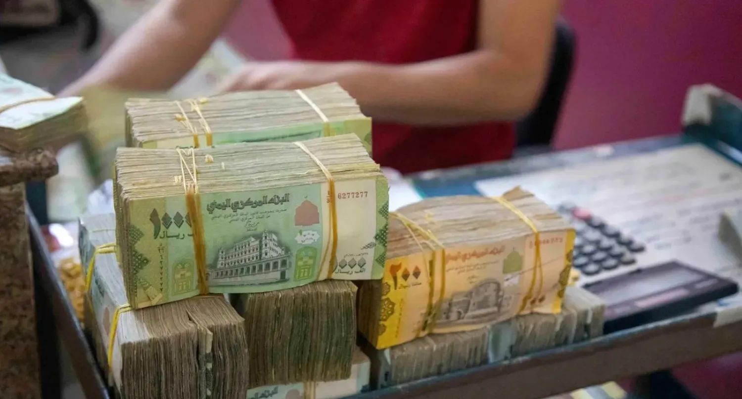 حكاية صراع البنوك في اليمن: كيف انهارت العملة وتدهو الاقتصاد؟