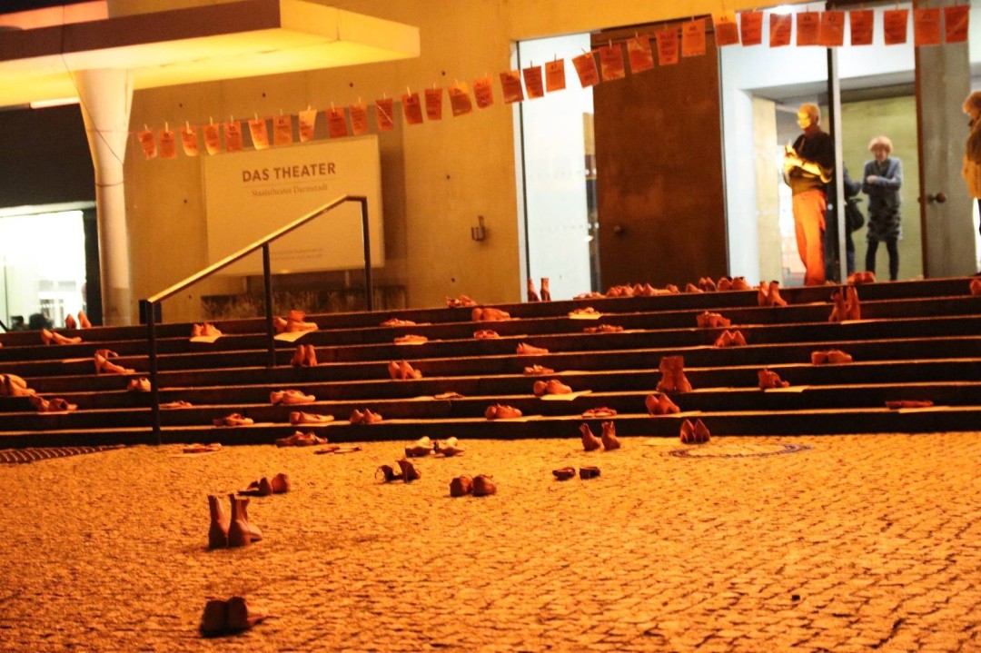 الأحذية البرتقالية الصامته الأحذية البرتقالية الصامته