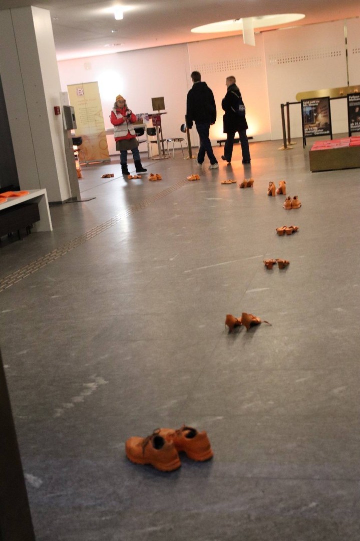 احذية برتقالية لنساء من مختلف الأعمار احذية برتقالية لنساء من مختلف الأعمار