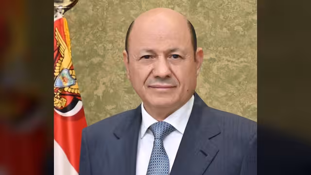 العليمي يحذّر من تجاوز الصلاحيات بعد مواقف انفصالية لمسؤولين حكوميين
