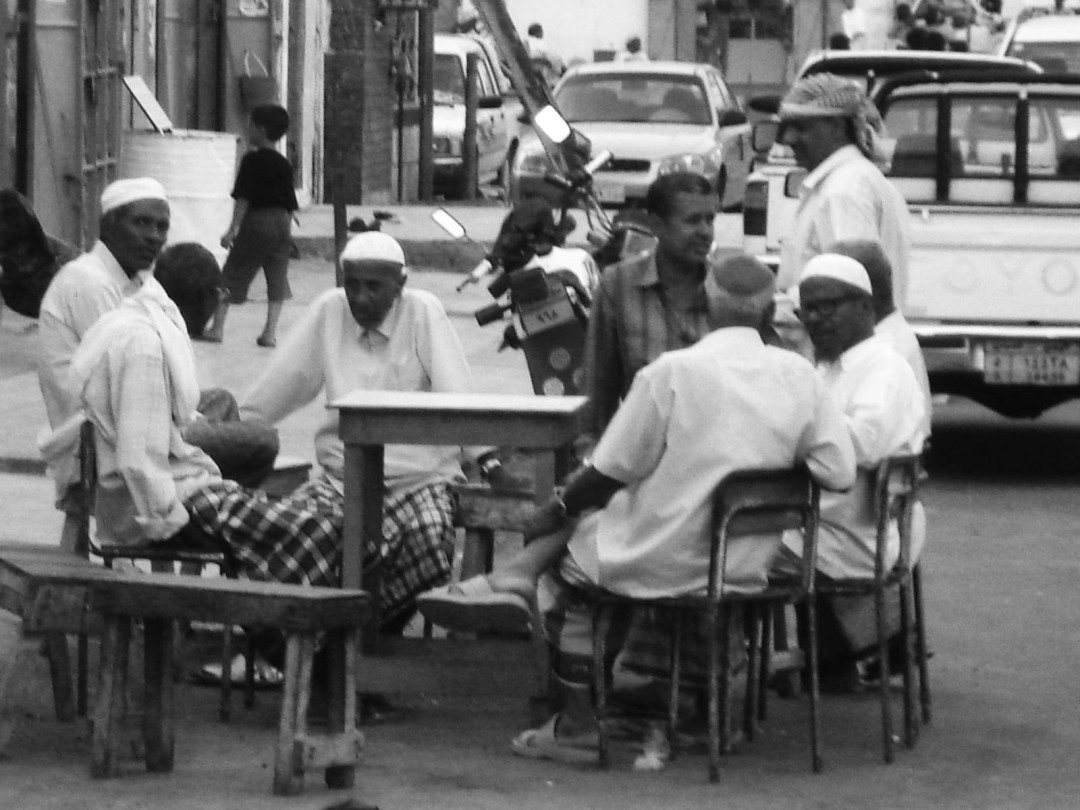 تجمع عدنيين في احد المقاهي تجمع عدنيين في احد المقاهي