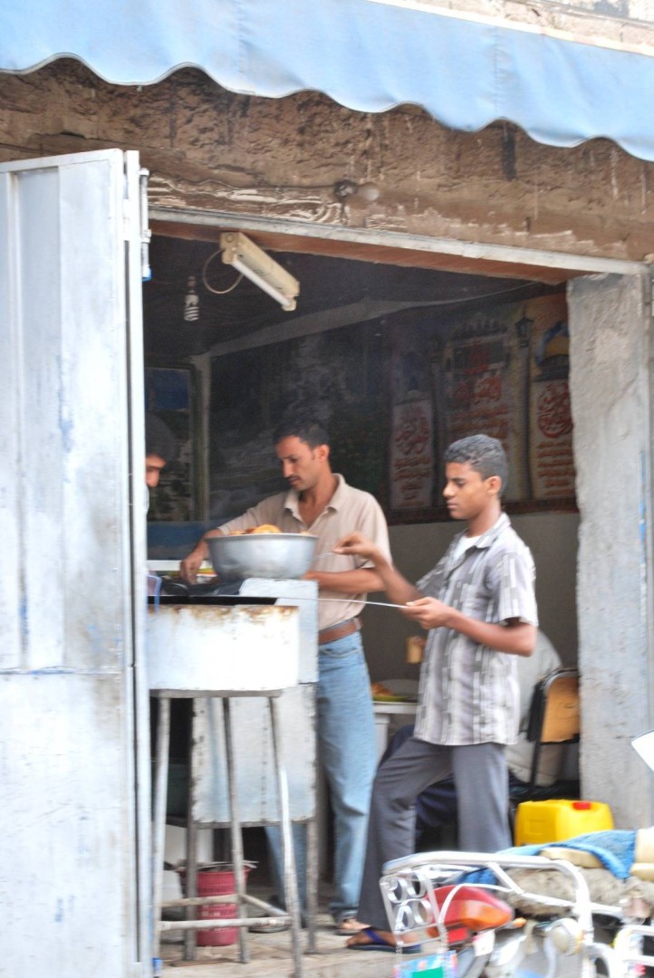 عاملون في احد البوافي عاملون في احد البوافي