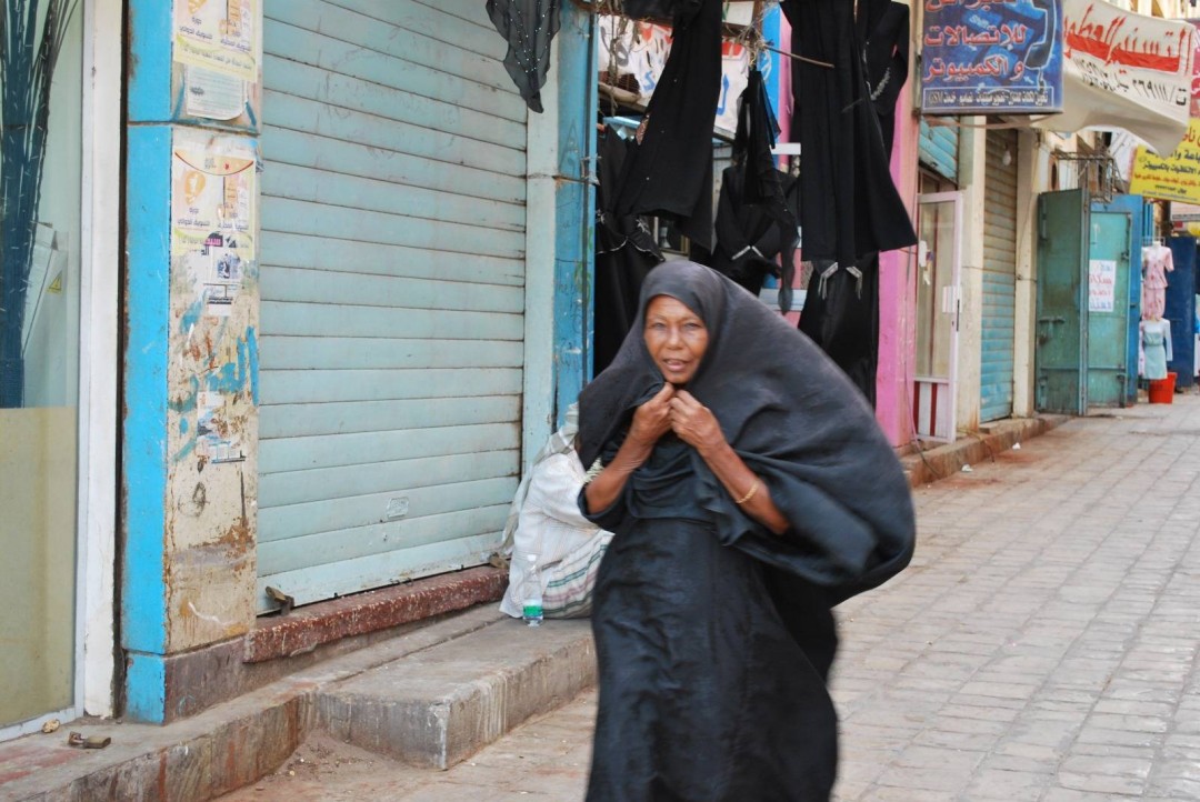 إمرأة عدنية ترتدي الشيذر إمرأة عدنية ترتدي الشيذر