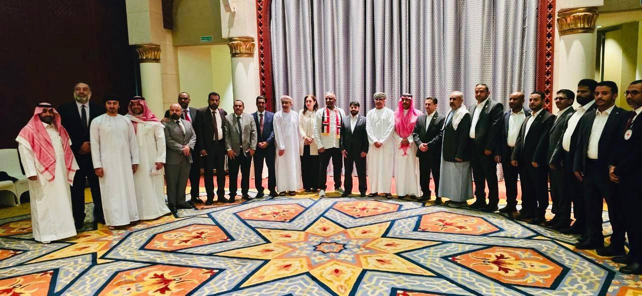 اتفاق إنساني في مسقط للإفراج عن 2900 محتجز من مختلف الأطراف اليمنية