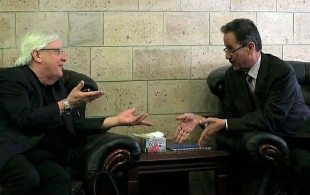 المبعوث الأممي لليمن غريفيث والكاتب المبعوث الأممي لليمن غريفيث والكاتب