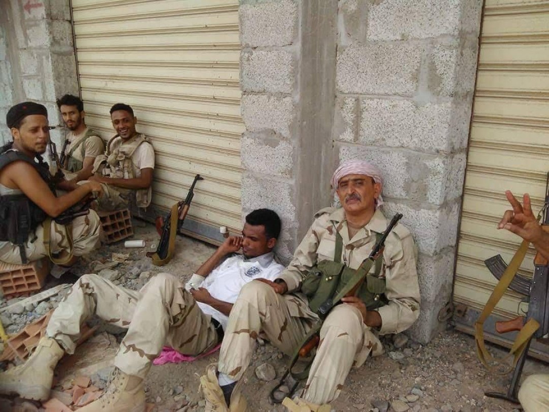 الكاتب اثناء انخراطه بالمقاومة في عدن