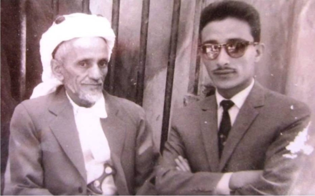يمينا أحمد قاسم دماج وبجواره مطيع دماج