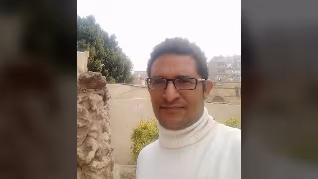 جماعة الحوثي تفرج عن الشاعر والكاتب أوراس الإرياني بعد أشهر من الاحتجاز