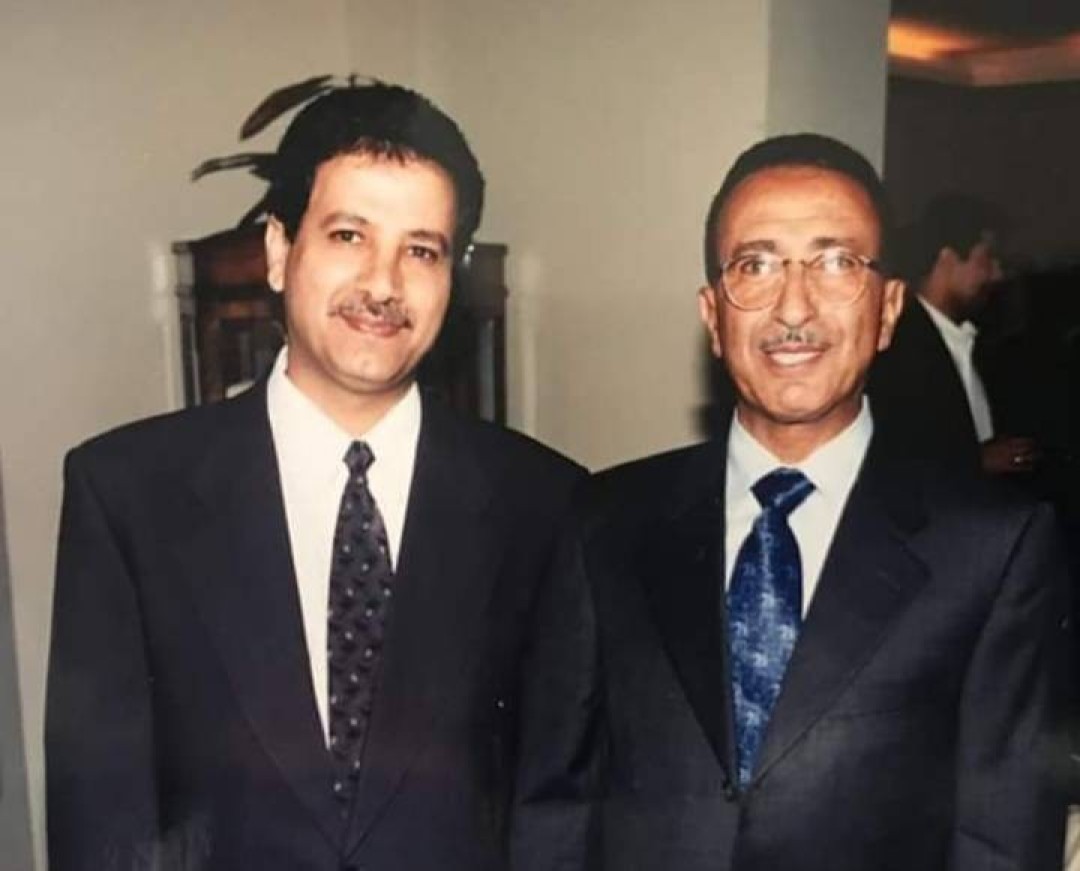 صورة تجمع الكاتب مع محمد المتوكل