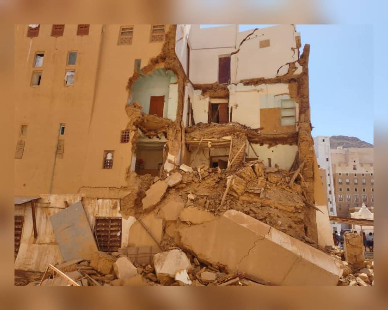 شبام: انهيار منزل طيني في شبام بعد أيام من ظهور تصدعات خطيرة