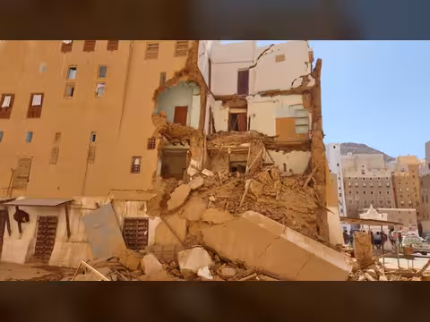 شبام: فيديو يوثق لحظة انهيار مبنى أثري عمره أكثر من 400 عام