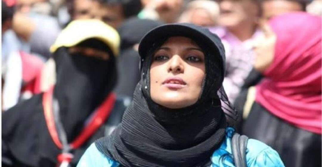 سامية الاغبري اثناء  مشاركتها بثورة فبراير