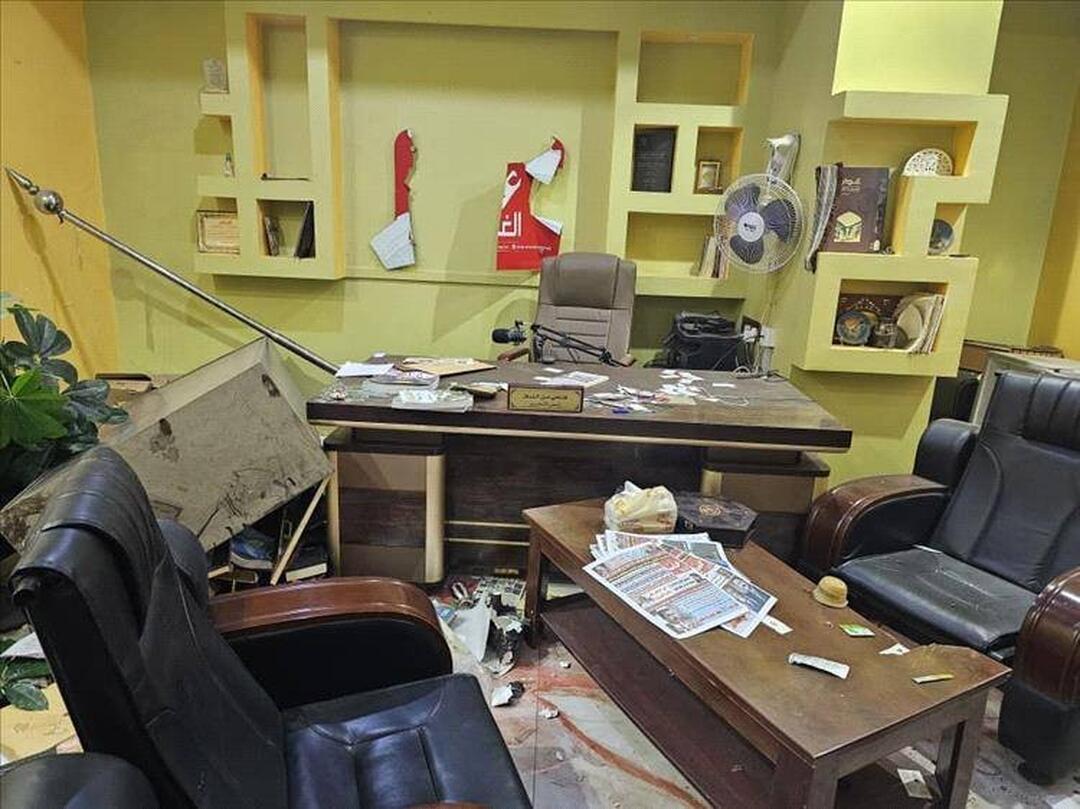 جانب من الاعتداء على مقر الصحيفة