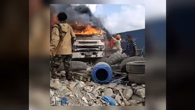 حريق في ساحة جمركية بميناء الحاويات بعدن
