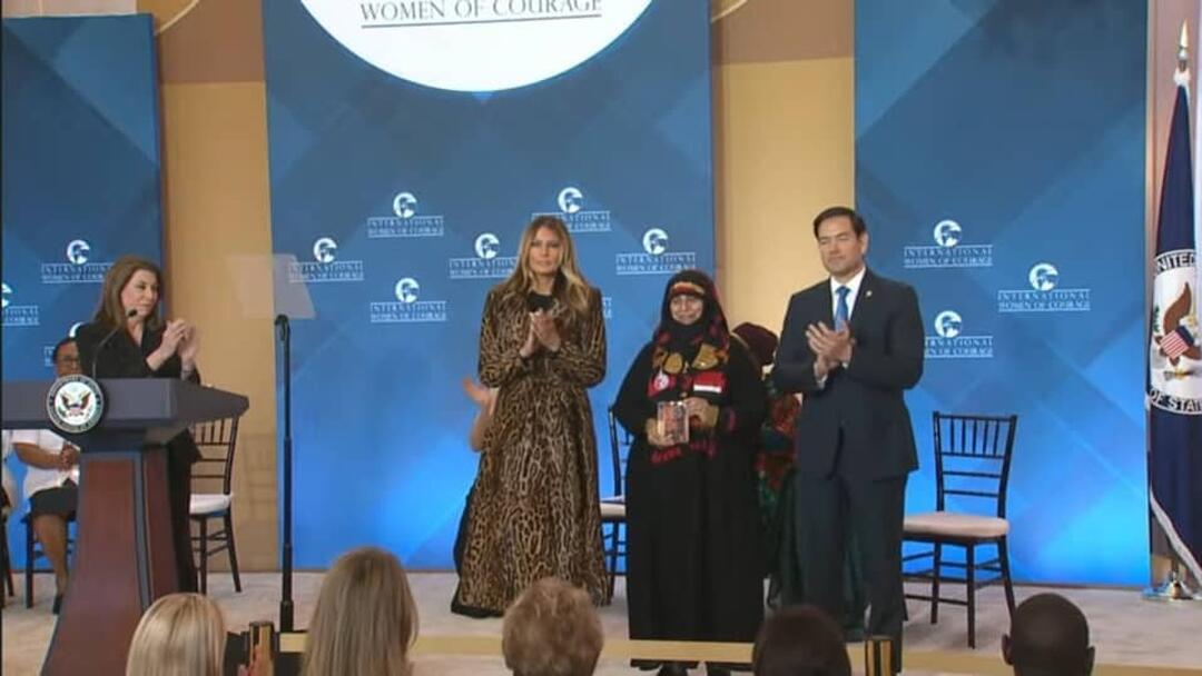أمة السلام الحاج اثناء تسلمها جائزة المرأة الشجاعة