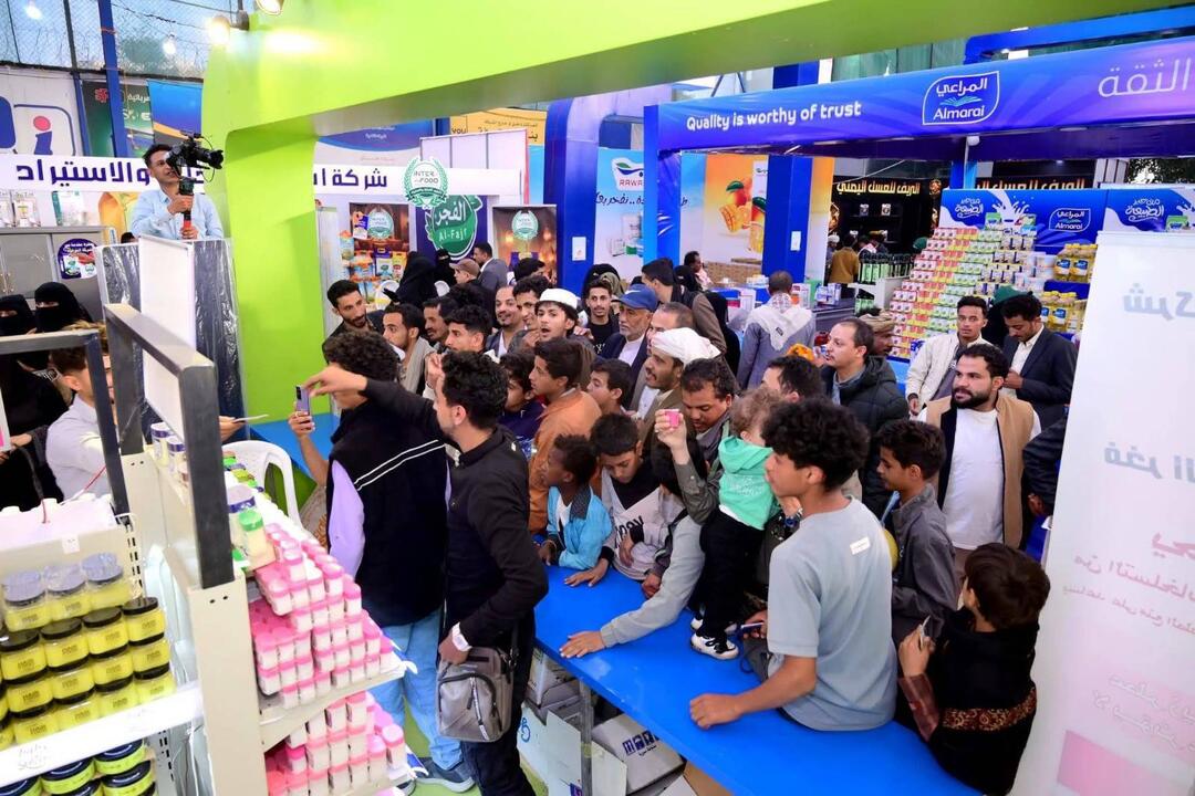 مجموعة من المواطنين في أحد المعارض
